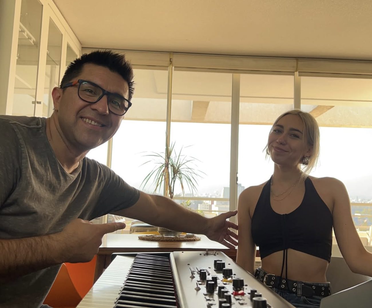 César Ibacache trabajando frente al teclado en una sesión de estudio