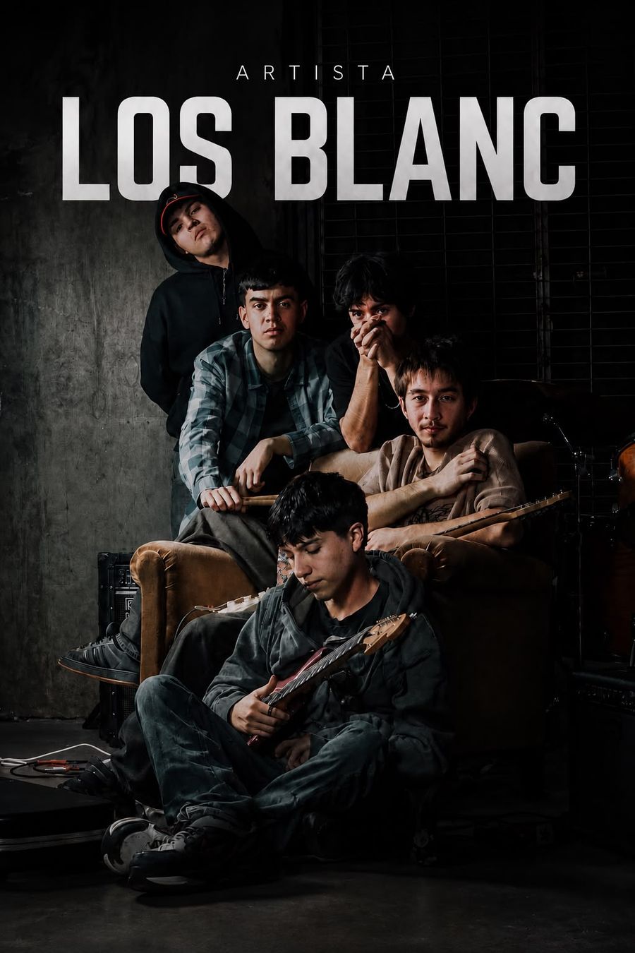 Los Blanc, banda de cinco músicos jóvenes en su sala de ensayo