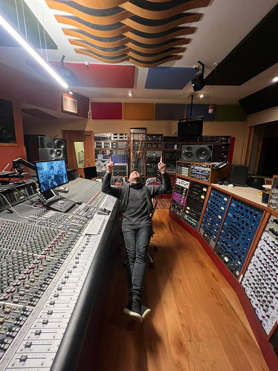 César Ibacache con los brazos levantados en el estudio, al terminar la grabación