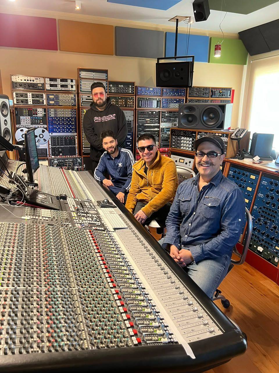El equipo de #NDLM reunido frente a la consola del estudio de grabación