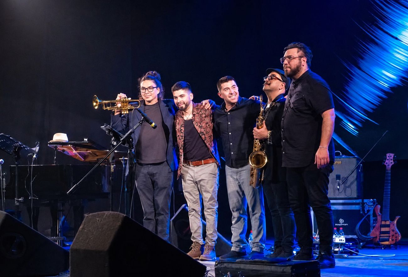 El César Ibacache Quinteto sobre el escenario al final de un concierto
